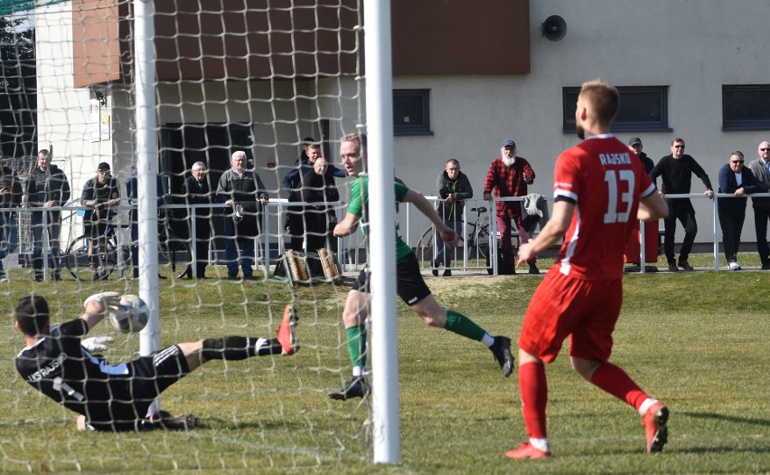 Piłkarska klasa okręgowa: LKS Rajsko - Górnik Brzeszcze 2:1....