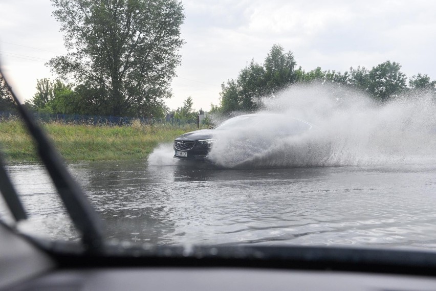 Gwałtowne burze nadciągają nad Polskę. Grożą nam poważne...