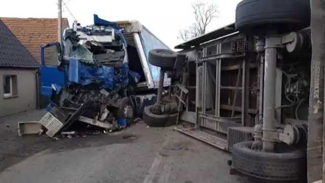 Do zdarzenia doszło po godzinie 5:00. Przy Szkole Podstawowej im. Kornela Makuszyńskiego w Piławie Dolnej zderzyły się czołowo dwie ciężarówki.