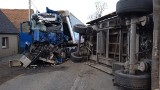 Wypadek dwóch ciężarówek w Piławie Dolnej. Wóz z drewnem wjechał w naczepę. Są ranni [ZDJĘCIA]