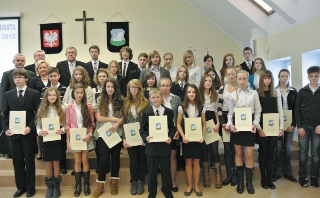 Stypendyści to uczniowie i absolwenci tutejszej szkoły podstawowej, gimnazjum oraz ZSOiP