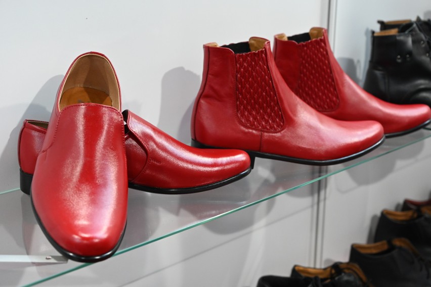 Na wystawie zobaczyć można buty, model wzorowany na...