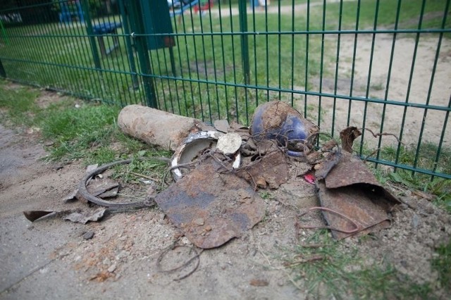 Tyle złomu znaleziono pod placem zabaw przy ul. Łagiewnickiej 80/98.