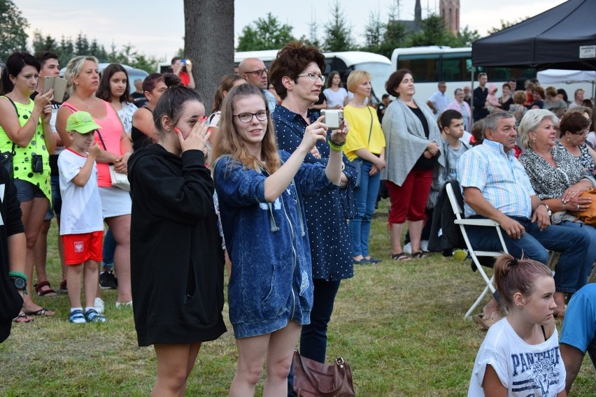 Sękowa. Koncert galowy Festiwalu Świat pod Kyczerą. Prezentacje trwały do późnej nocy. Publiczność gorąco oklaskiwała artystów