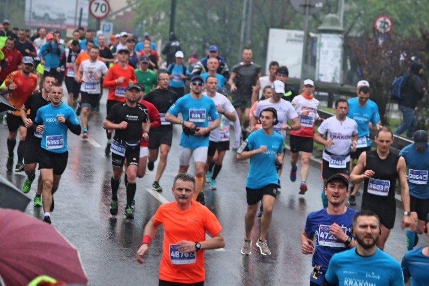 18. PZU Cracovia Maraton 2019. Tysiące biegaczy wyruszyło na trasę Cracovia Maratonu [ZDJĘCIA]