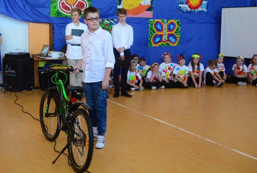 Firma Radkom z Radomia nagrodziła uczniów i szkoły za udział w konkursie ekologicznym
