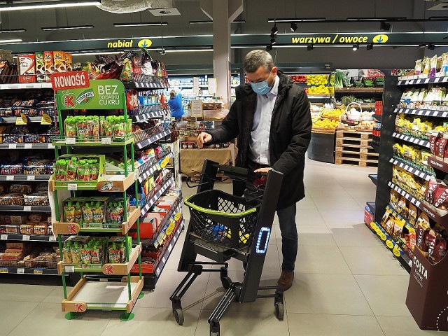 W łódzkim sklepie Lewiatan przy ul. Matejki w Łodzi od kilku tygodni testowane są „inteligentne” wózki.