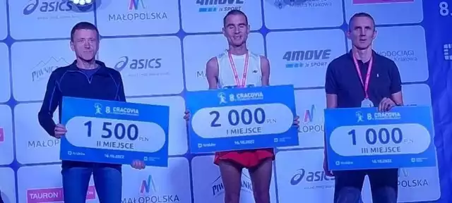 W 8. Cracovia Półmaraton Królewski w kategorii niesłyszących Tomasz Gawroński z Jędrzejowa zdobył pierwsze miejsce. Więcej na kolejnych zdjęciach.