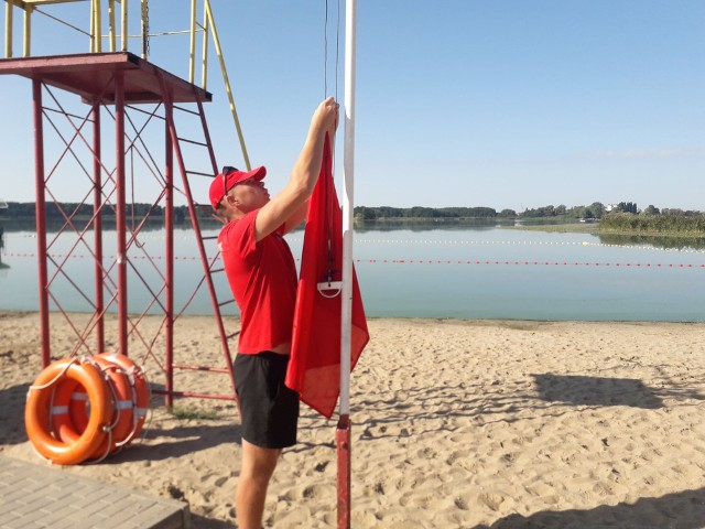 Czerwoną flagę zakazującą kąpieli na plaży miejskiej zawiesił Cezary Romanowski, ratownik WOPR