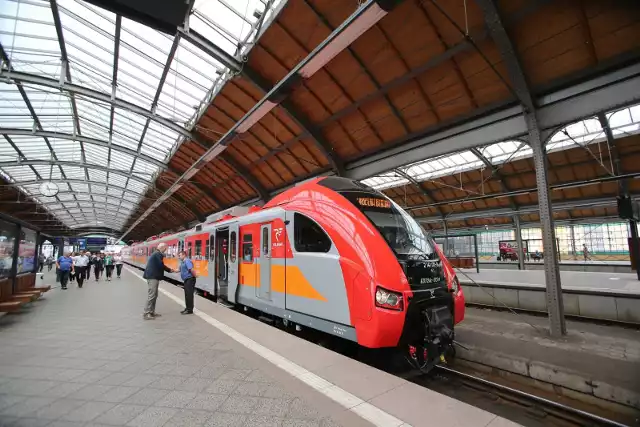 W listopadzie Przewozy Regionalne zmienią godziny kursowania składów jadących do Wrocławia z Brzegu oraz z Oławy. Przewoźnik liczy, że dzięki temu część pasażerów wybierze połączenia o innych porach, dzięki czemu zmniejszy się tłok w porannych składach.
