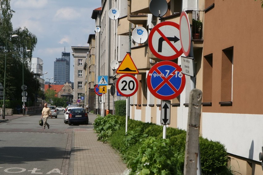 NIK sprawdził znaki drogowe w woj. śląskim. Są słabo widoczne i wiszą nie tam, gdzie potrzeba