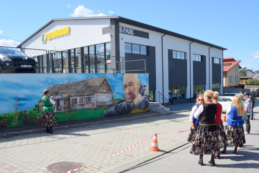 Jedyne takie miejsce pamięci słynnego aktora Ryszarda Kotysa "Paździocha" powstało w jego rodzinnym Mniowie. Zobacz olbrzymi mural i tablicę