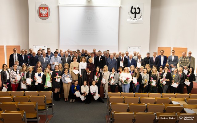 Kilkuset pracowników Politechniki Białostockiej odebrało podziękowania z rąk rektor uczelni 