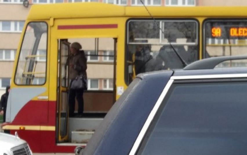 Bójka w tramwaju przy al. Piłsudskiego. Pasażer zaatakował kanarów [FILM, zdjęcia]