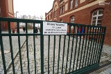 Kampus Piastów w Szczecinie: Studenci chodzą przez parking nielegalnie [zdjęcia, wideo]