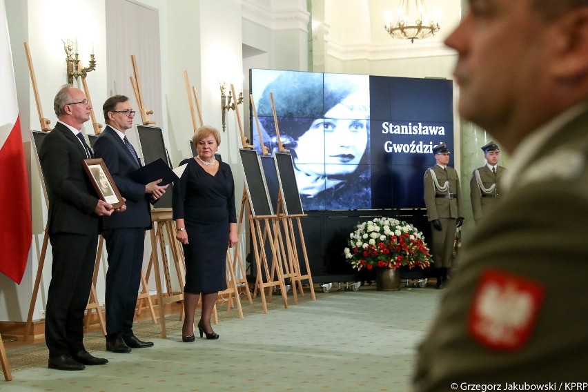 Przez lata byli pochowani w anonimowych grobach. Rodziny poznały prawdę. Prezydent Andrzej Duda wręczył noty identyfikacyjne (zdjęcia)