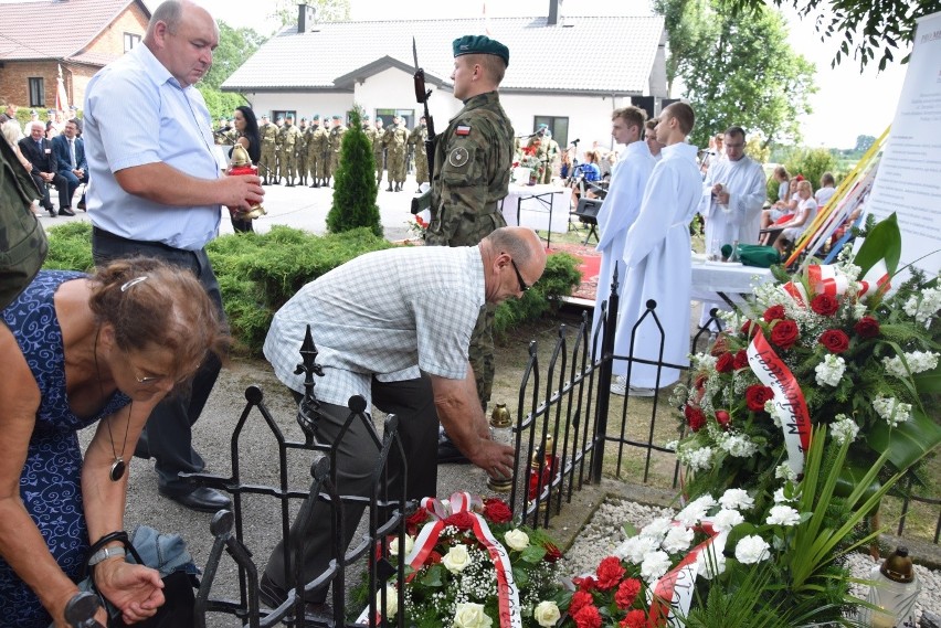 Mieszkańcy uhonorowali 11 chłopów z Masłomiącej zamordowanych w obozie Gross-Rosen [ZDJĘCIA]