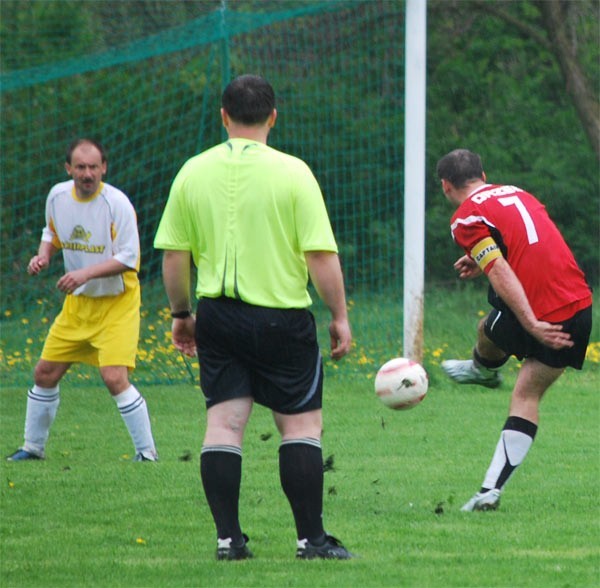 Wysoka Głogowska (czerwone koszulki) uległa Mrowlance 1-0.