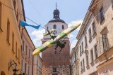 Na Starym Mieście w Lublinie zawisł samolot. Nie bez przyczyny! Zobacz zdjęcia