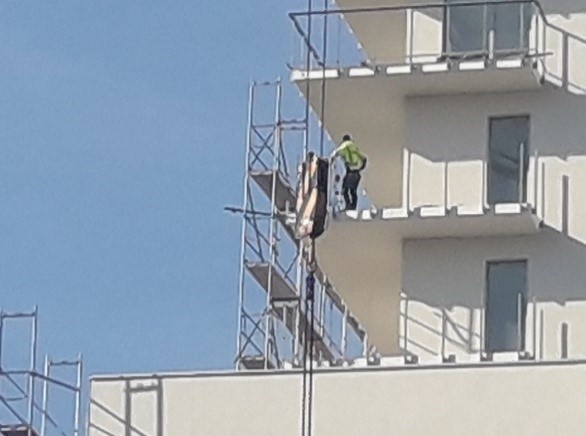 Pracownicy na budowie wieżowca w Tychach
