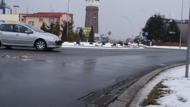 Asfalt jest w wielu miejscach popękany, a krawężniki znacznie obniżone. Są też dziury.