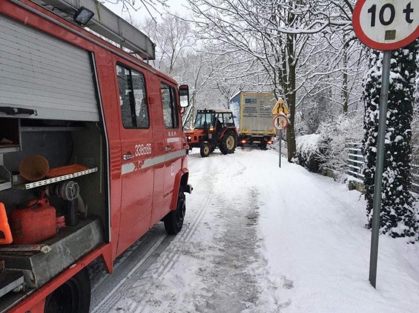 Lądowanie ciężarowego pojazdu w rowie. Tir nie mógł wyminąć się z innym autem na drodze pod Krakowem