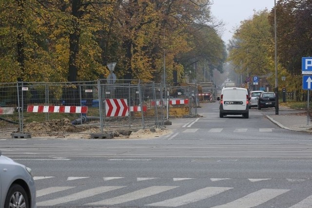 Ul. Tymienieckiego od ul. Piotrkowskiej do ul. Sienkiewicza jest jednokierunkowa.