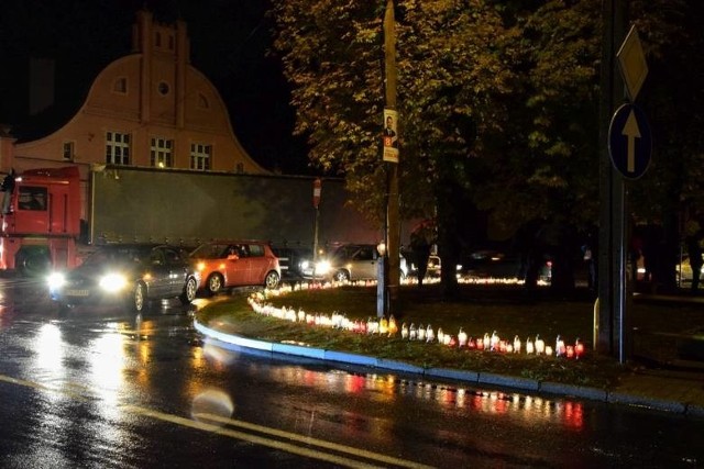 Strzelno od lat walczy o obwodnicę. Kilkanaście dni temu jadący przez Strzelno samochód ciężarowy potrącił śmiertelnie 80-latkę, która na przejściu dla pieszych przechodziła na drugą stronę jezdni. Mieszkańcy zapalili znicze w miejscu, w którym doszło do tragedii.