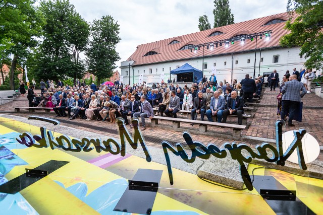 Gala wręczenia Nagród i Wyróżnień Marszałka z dwóch edycji konkursu (za lata 2020 i 2021) została zorganizowana w amfiteatrze Muzeum Etnograficznego w Toruniu. Otrzymali je autorzy najbardziej wartościowych i wyróżniających się przedsięwzięć w trzynastu obszarach działalności publicznej, społecznej i gospodarczej w województwie