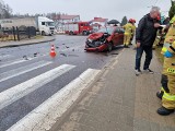 Wypadek w Osieku koło Olkusza. Po zderzeniu osobówki i dostawczego busa dwie osoby trafiły do szpitala na badania