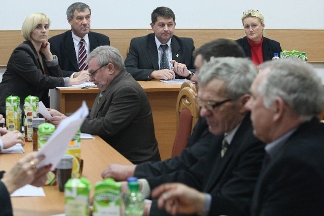 Przewodniczący Rady Gminy w Górnie, Grzegorz Skiba (na zdjęciu w środku) od początku utrzymywał, że nie ma sobie nic do zarzucenia.