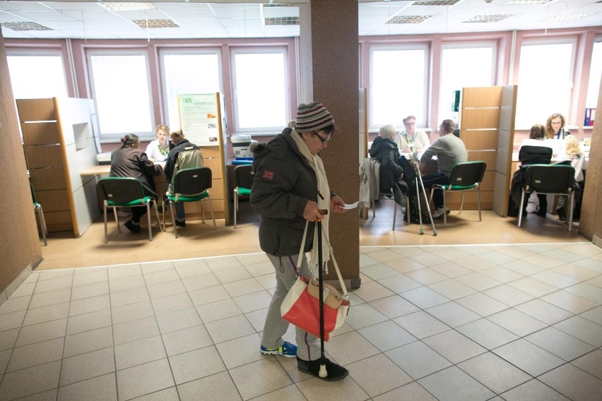 Czternaste emerytury trafiają już do seniorów. Dla emerytów...