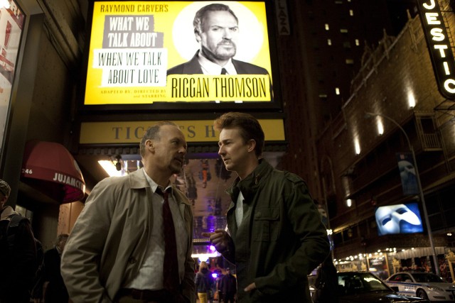 Riggan (Michael Keaton, z lewej) chce ponownie zaistnieć dzięki sztuce na Broadwayu. Jednak wszyscy dookoła, włącznie z doświadczonym aktorem Mike'iem (Edward Norton, z prawej) próbują mu uświadomić, że teatr to niewłaściwe miejsce dla przygasłej gwiazdy blockbusterów