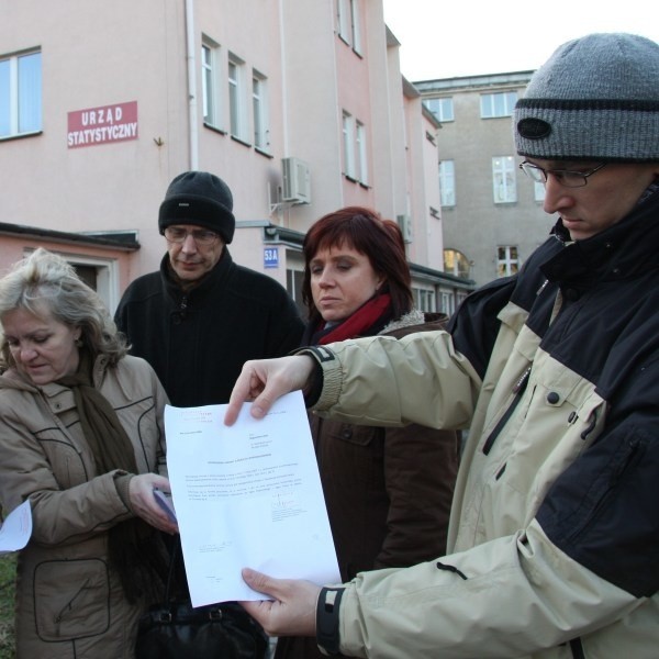 - Dostaliśmy wypowiedzenia z pracy za to, że odważyliśmy się bronić praw pracowniczych i związkowych - mówią (od lewej): Agnieszka Gałek, Andrzej Kansy, Dorota Rosa, Krzysztof Bieniewski, Bogusława Wilk i Adam Łukomski.