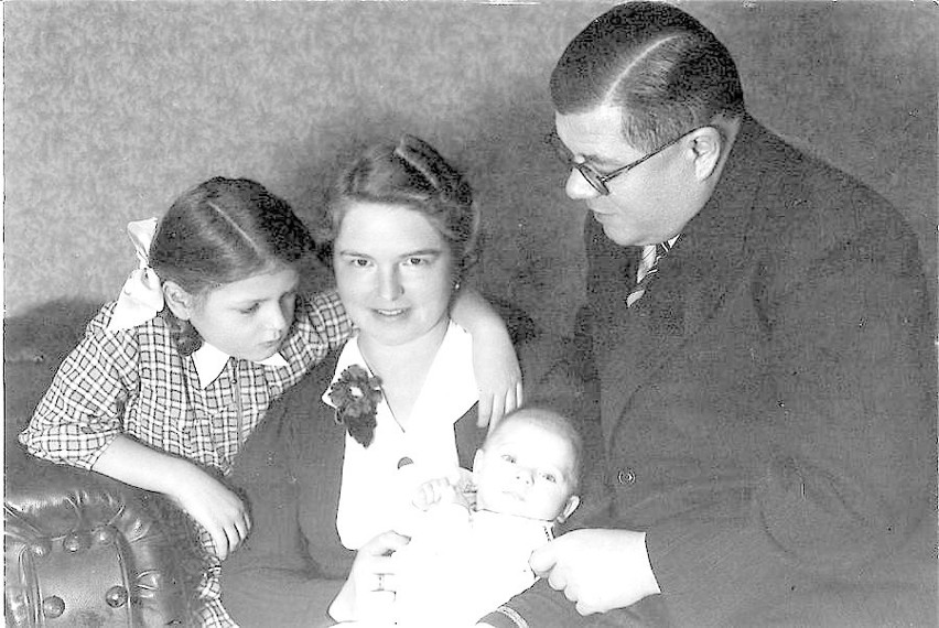 To zdjęcie wykonano w sierpniu 1939 roku. Rodzina Jahr w...