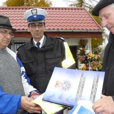 Jan Baranowicz (z lewej) w nagrodę za dżentelmeńską jazdę dostał dyplom i upominki od policjanta Arkadiusza Sowińskiego i Romana Fileckiego