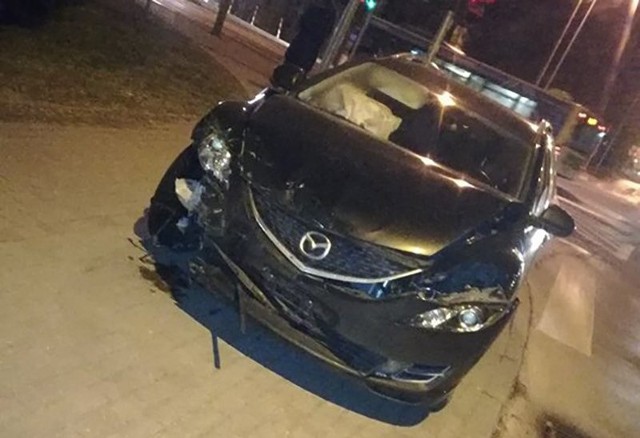 Do kolizji doszło w czwartek, 22 lutego, na skrzyżowaniu ulic Wojska Polskiego, Wyszyńskiego i Zacisze. Zderzyły się audi i mazda. Audi po zderzeniu wpadło na ul. Wojska Polskiego na pasy ruchu pod prąd.Kierująca audi jechał ul. Wyszyńskiego prosto do ul. Zacisze. – Na skrzyżowanie wjechała jednak na czerwonym świetle – mówi podinsp. Małgorzat Stanisławska, rzeczniczka zielonogórskiej policji. Wtedy w bok audi uderzył prawidłowo jadący kierowca mazdy.Audi po uderzeniu wpadło na ul. Wojska Polskiego pod prąd. – Na szczęście nikomu nic się nie stało – mówi podinsp. Stanisławska. Kierująca audi została ukarana mandatem w wysokości 500 zł. Dostała również 6 punktów karnych za spowodowanie kolizji.Autor: Piotr JędzuraPOLECAMY ODCINKI "KRYMINALNEGO CZWARTKU":