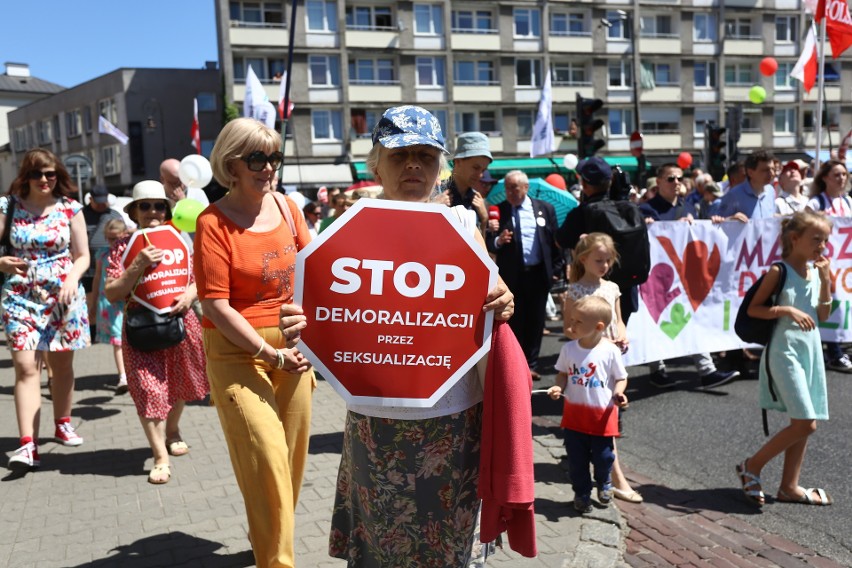Warszawa: Marsz dla Życia i Rodziny 2019 [ZDJĘCIA] Protestowali przeciwko "demoralizującej seksedukacji w szkołach"