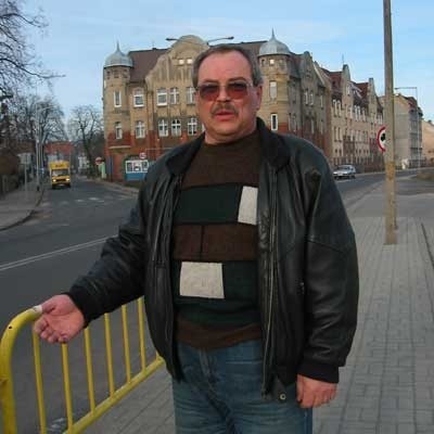 - Barierki trzeba ustawić także na chodniku po przeciwnej stronie, przed kioskiem - mówi Andrzej Kicuła