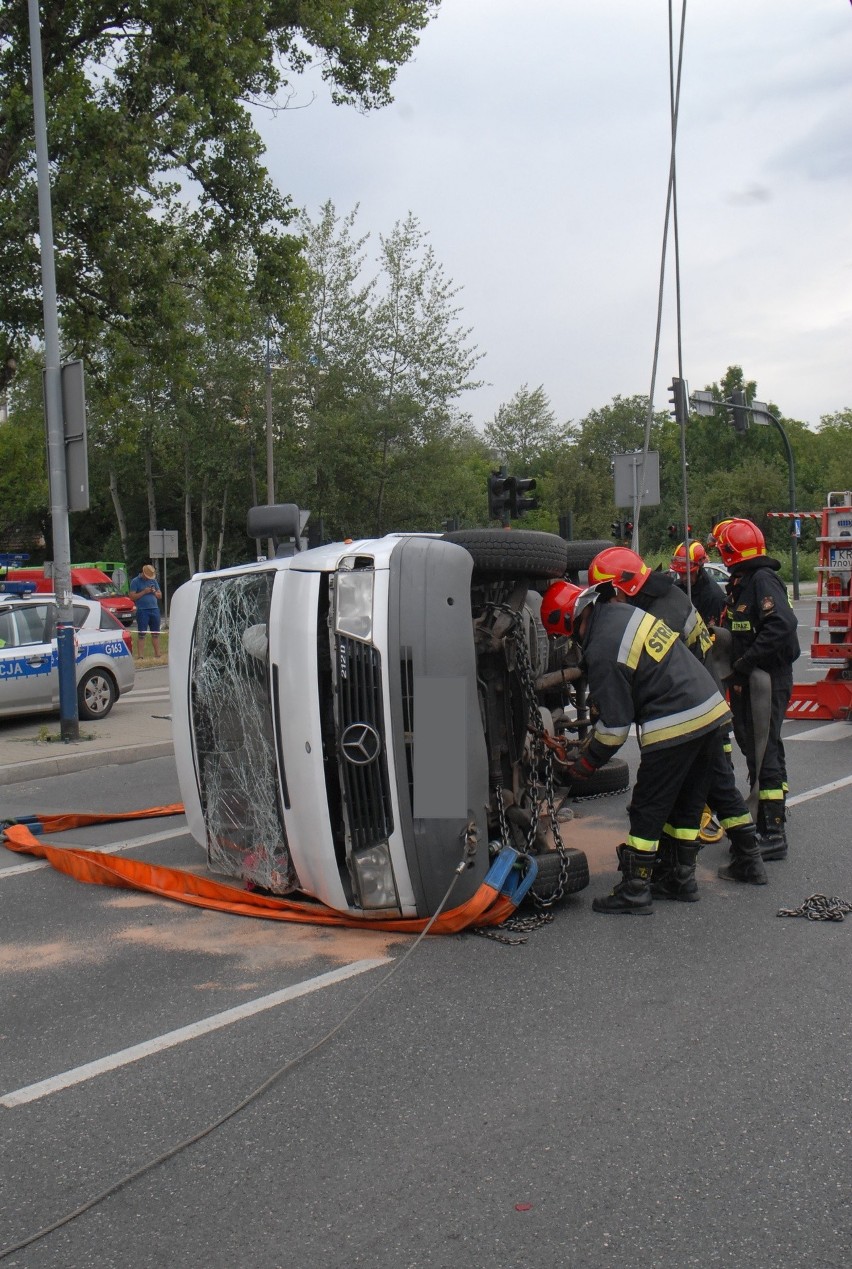 Kraków. Poważny wypadek na ul. Lipskiej [ZDJĘCIA]