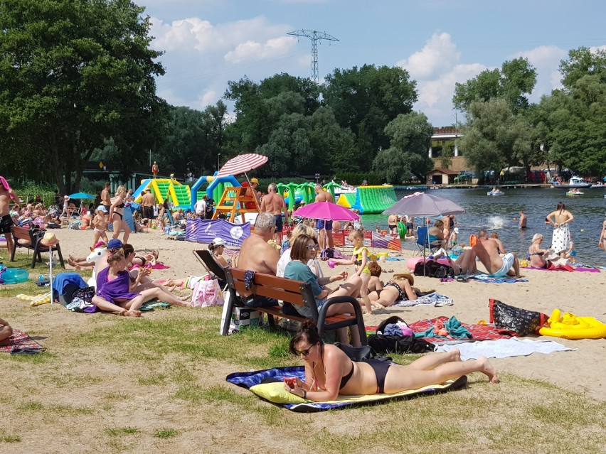 Upalna niedziela na Dziewokliczu. Tłumy na kąpielisku. Zobacz zdjęcia! 