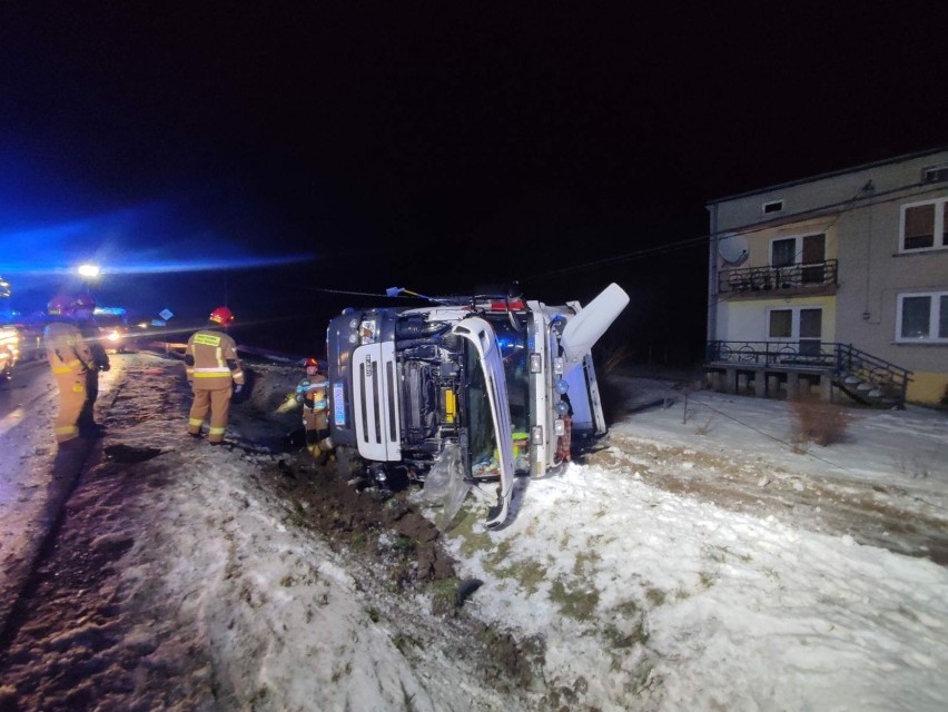 Wypadek na drodze krajowej numer 9 w Sadowiu w powiecie opatowskim. Samochód ciężarowy wjechał na posesję i przewrócił się na ogrodzenie