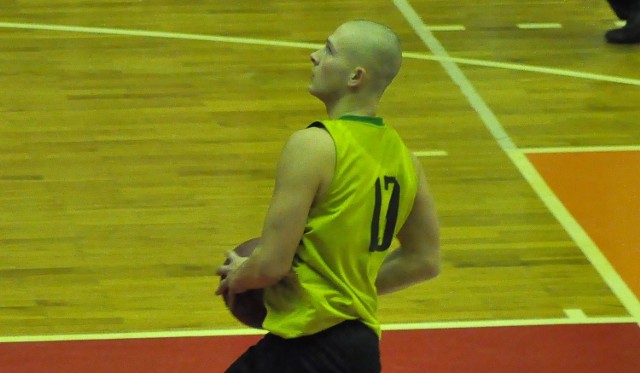 Kamil Karliński był w piątek najskuteczniejszym zawodnikiem MOSiR Siarki Tarnobrzeg i rzucił przeciwko MKS-owi Dąbrowa Górnicza 24 punkty.
