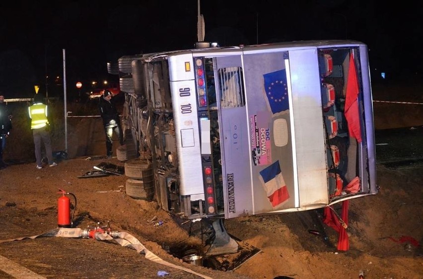 Wypadek autokaru na S3. Wycieczka wracała z jarmarku we Wrocławiu. Autobus przewrócił się na bok. Jedna osoba nie żyje, 24 zostały ranne