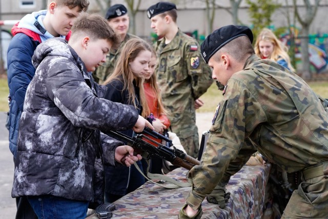 Nabór do nowej służby ruszy 21 maja. Promować go mają imprezy organizowane w 32 miejscowościach pod hasłem „Wstąp do dobrowolnej zasadniczej służby wojskowej”.