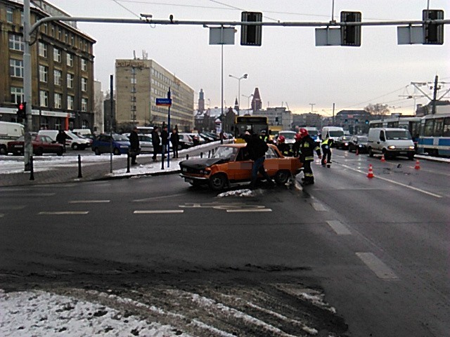 Wrocław: Wypadek na Legnickiej. Trzy osoby poszkodowane (ZDJĘCIA)