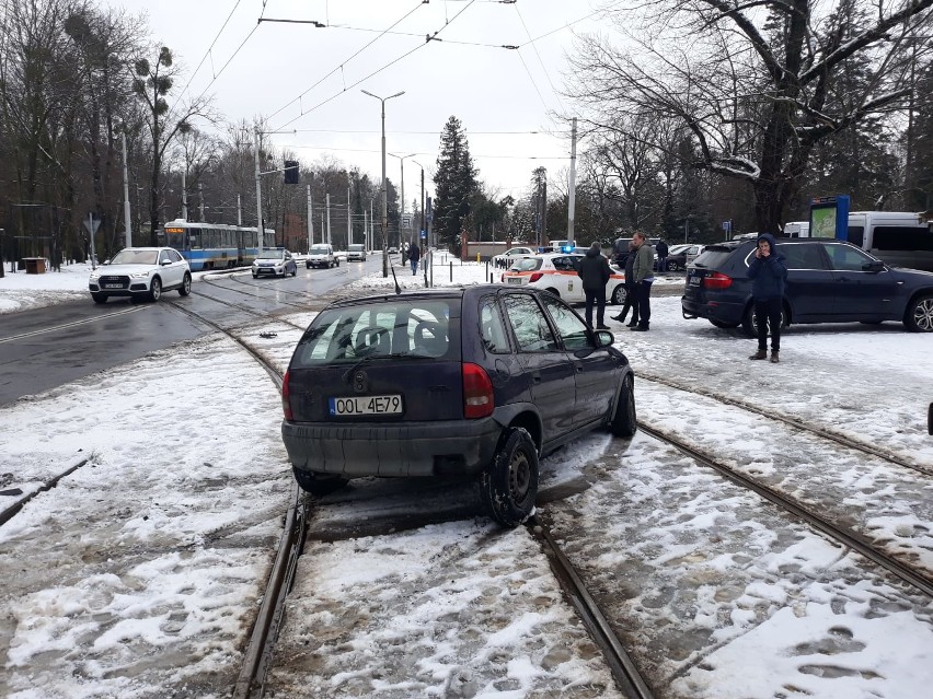 Wypadek na Grabiszyńskiej: Opel wpadł na torowisko. To przez rowerzystę. Ten uciekł