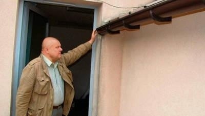 Dyrektor stacji sanepidu Andrzej Iskrzycki pokazuje źle osadzone rynny FOT. ALEKSANDER GĄCIARZ