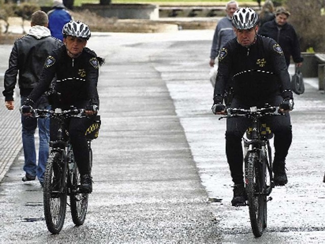 W rowerowym patrolu jeżdżą strażnicy Agnieszka Hołda oraz Paweł Janik.