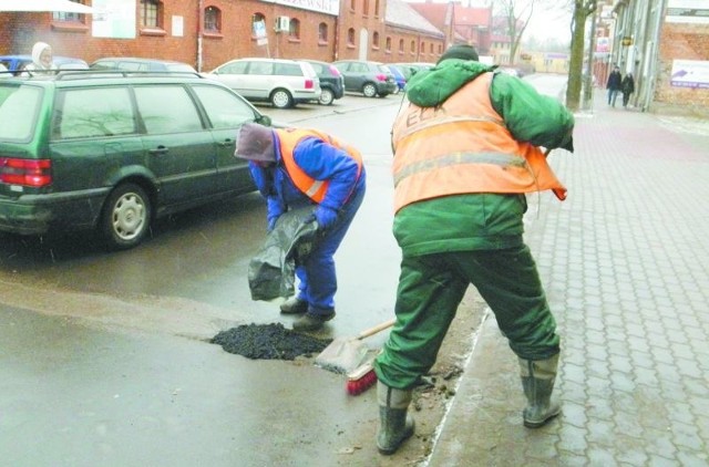 Pracownicy Przedsiębiorstwa Robót Drogowych w Ełku załatali wczoraj dziury przy ul. Orzeszkowej.